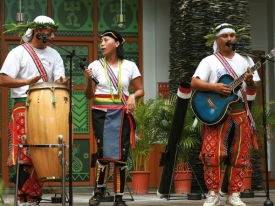 Tradiční domorodá muzika.