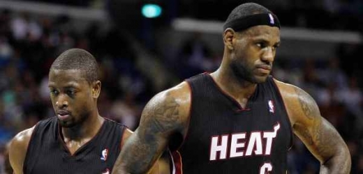 Hvězdy z Miami LeBron James (vpravo) a Dwyane Wade v sezoně podruhé prohrály.