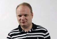 Oleg Kašin z listu Kommersant leží v těžkém stavu po napadení útočníky.