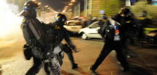 Střet policistů s fanoušky Baníku před stadionem Bazaly.