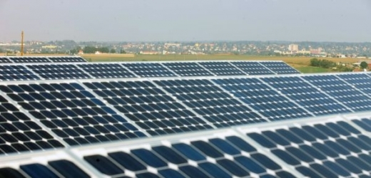 ČEZ si na investice do fotovoltaiky hodlá půjčit od Evropské investiční banky.