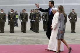 Benedikt XVI. po přistání se španělským princem Felipem a jeho ženou Leticií. 