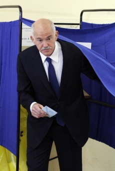Premiér Jorgos Papandreu opouští volební místnost.
