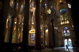 Interiér moderního chrámu Antonia Gaudího.