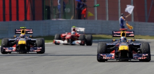 V poslední závodě si to o titul rozdají Vettel (vpravo), Alonso (uprostřed) a Webber.