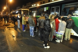 Rumuni odjeli zpět do vlasti v autobusech objednaných magistrátem.