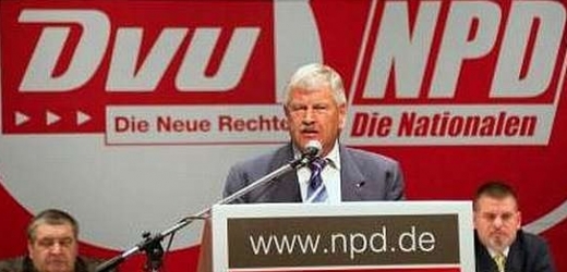 Udo Voigt, šéf NPD na slučovacím sjezdu.