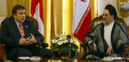 Gruzínský prezident Saakašvili jednal v roce 2004 se svým tehdejším íránským protějškem Chatámím. Pro sbližování mezi Tbilisi a stávajícím prezidentem Ahmadínežádem mají USA mnohem méně pochopení.