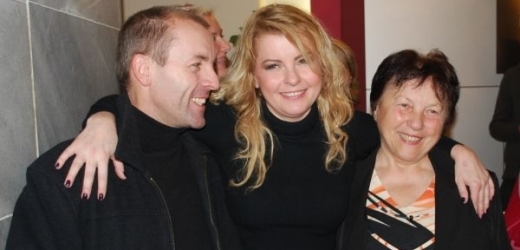 Iveta Bartošová s bratrem a maminkou.