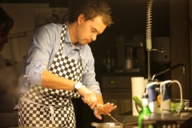 Filip Sajler připravuje dýňovou polévku.
