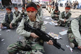 Íránská mládež není hýčkaná. Tamní chlapci cvičí s maketami zbraní.