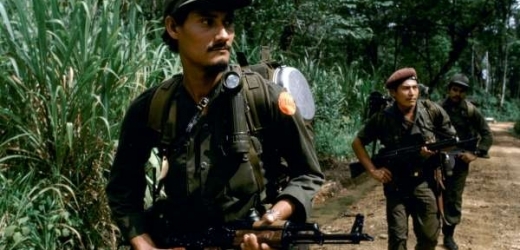 Nikaragujští vojáci v džungli.