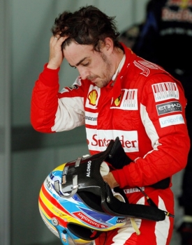 Fernando Alonso přemýšlí, jak vyzrát na redbully.