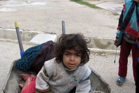 Irácká holčička v uprchlickém táboře v Íránu. 