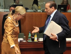 Velmistr v přežití Berlusconi. Vlevo Benita Ferrero-Waldnerová.