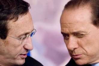 Ze spojenců protivníci. Fini a Berlusconi.