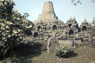 Borobudur pokrývá vrstva agresivního popela.