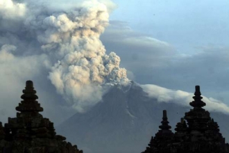 Merapi stále chrlí popel, 10. listopadu 2010.