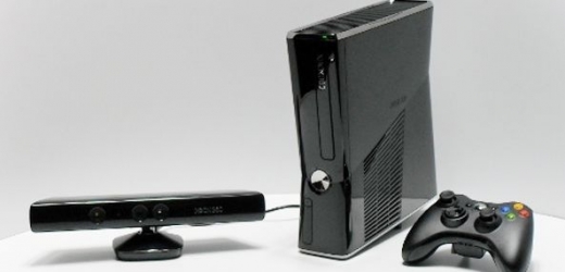Kinect se připojuje ke konzoli Xbox 360.