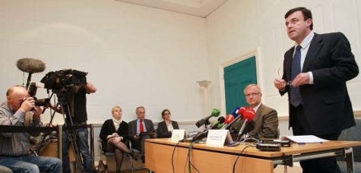 Irský ministr financí Brian Lenihan a eurokomisař Olli Rehn na tiskové konferenci k úsporným opatřením "zeleného ostrova".