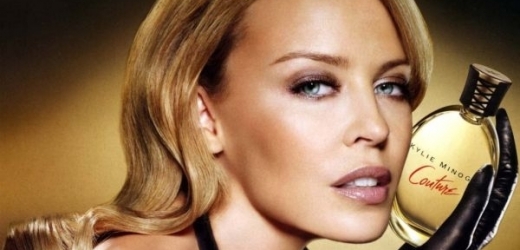 Kylie Minogue se svým parfémem.