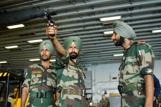 Indičtí Sikhové trénují střelbu na lodi USS Boxer (2007).