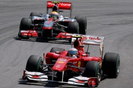 Fernando Alonso před Lewisem Hamiltonem.