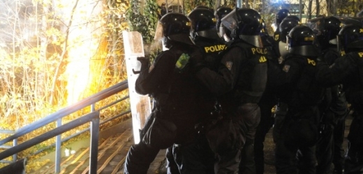 Sobotní zásah policie proti fanouškům Baníku.