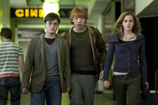 Daniel Radcliffe, Rupert Grint a Emma Watsonová jako Harry, Ron a Hermiona v první části filmu Harry Potter a Relikvie smrti.