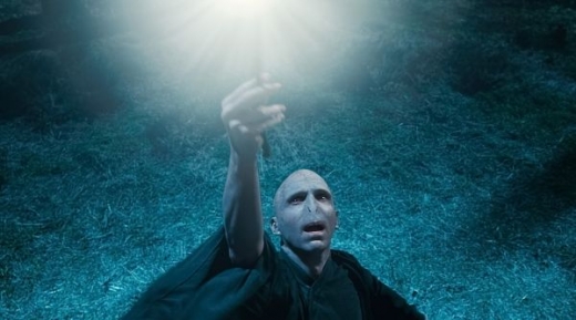 Ralph Fiennes hraje hlavního záporáka Lorda Voldemorta.