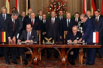 Slavnostní akt podpisu dohody 14. listopadu 1990 ve Varšavě. 