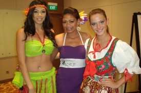 Carmen Justová na talentové soutěži s Miss Tonga a Samoa.