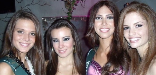 Carmen Justová s Miss Mexico, Miss Puerto Rico a Miss Venezuela (zleva).