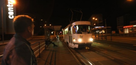 Opilý řidič srazil lidi na tramvajovém ostrůvku (ilustrační foto).