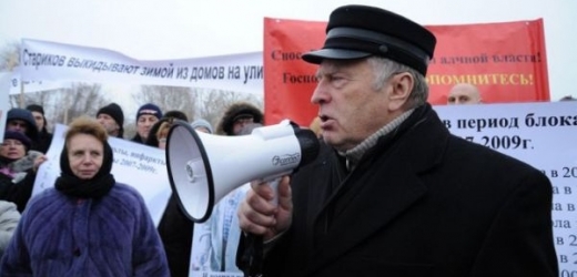 Žirinovskij je známý tím, že před volbami dokáže vyvolat rozruch, a tak oslovit voliče. 
