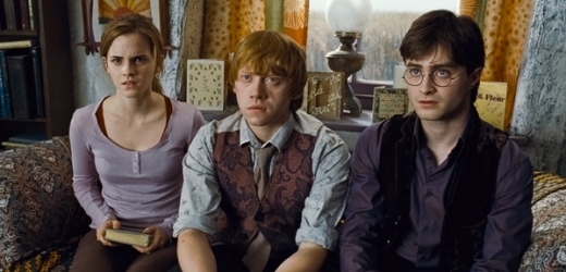 Harry Potter (vpravo) a jeho dva společníci Ron a Hermiona.