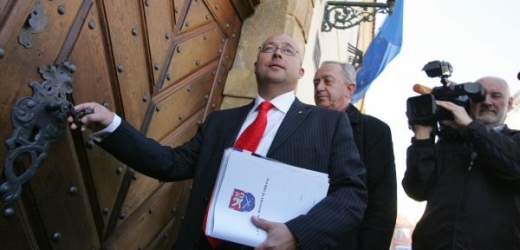 Ministr Martin Barták si musel vzít neplacené volno poté, co by obviněn z korupce.
