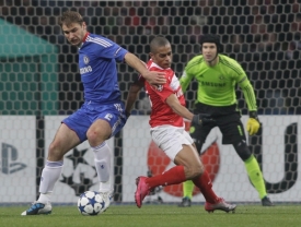 Chelsea s Petrem Čechem v brance dál vede tabulku Premier League.