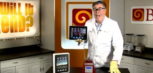 V reklamě na mixér dostane tablet iPad pořádně zabrat.