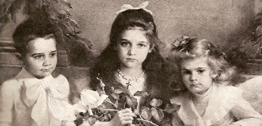 Snímek třináctileté matky z Brna se neuchoval, zřejmě ani nikdy neexistoval. Přinášíme alespoň snímek třináctileté Žofie (uprostřed fotografie), čistě pro ilustraci tehdejší vyspělosti takto starých děvčat.  