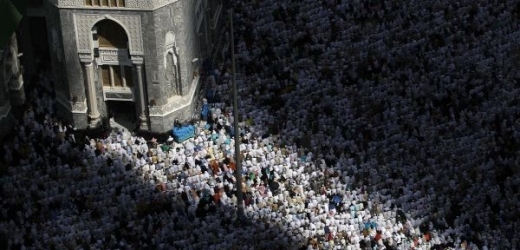 Nejméně 2,5 milionu muslimů zahájilo v Saúdské Arábii tradiční pouť do Mekky.