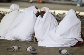 Muslimští poutníci z Nigérie se modlí.