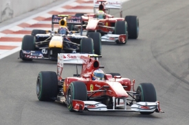 Fernando Alonso před Markem Webberem a Felipem Massou.