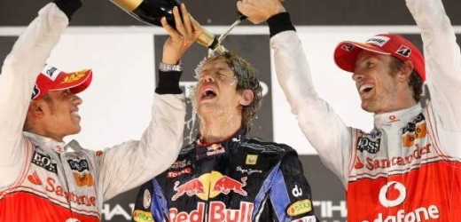 Sebastian Vettel pod sprchou šampaňského rivalů z McLarenu.