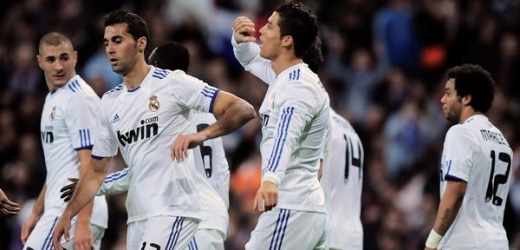 Fotbalisté Realu Madrid se radují z gólu.