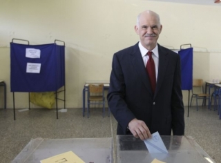 Premiér Papandreu si oddechl, voliči prý škrty podporují.