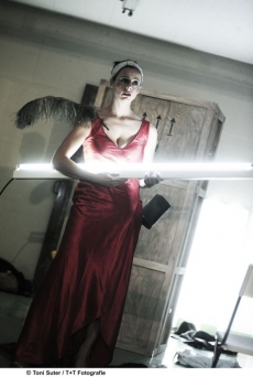 Isabelle Menkeová ovládá scénu jako Anděl zkázy.