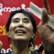 Su Ťij na svobodě. První masové shromáždění v Rangúnu.