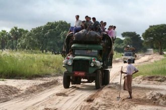 Stálý boj s dešti. Monzun spláchl silnici na severovýchodě Barmy.