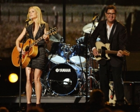 Gwyneth Paltrowová živě zazpívala na předávání country cen v Tennessee.